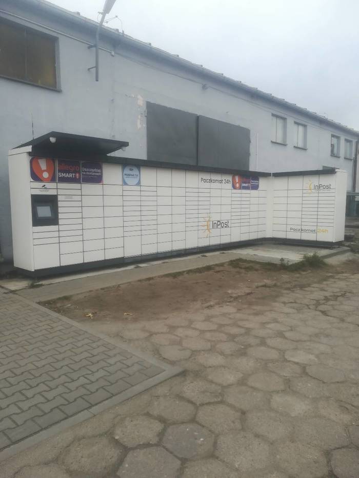 Paczkomat WLS01M przy budynku