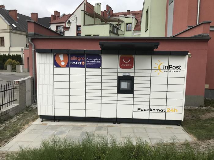 Paczkomat WLS05M wejście od strony placu Partnerstwa Miast