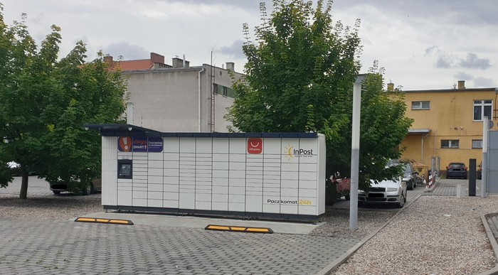 Paczkomat WLS06M na parkingu Fala Park