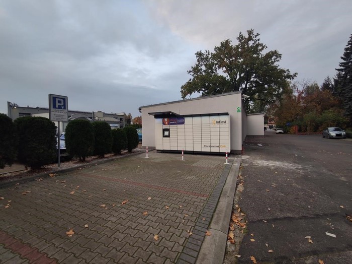 Paczkomat WLS07M na parkingu za starostwem