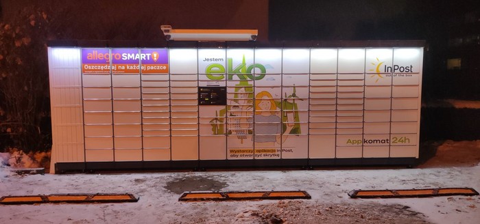 Paczkomat WLW01APP Za sklepem Netto