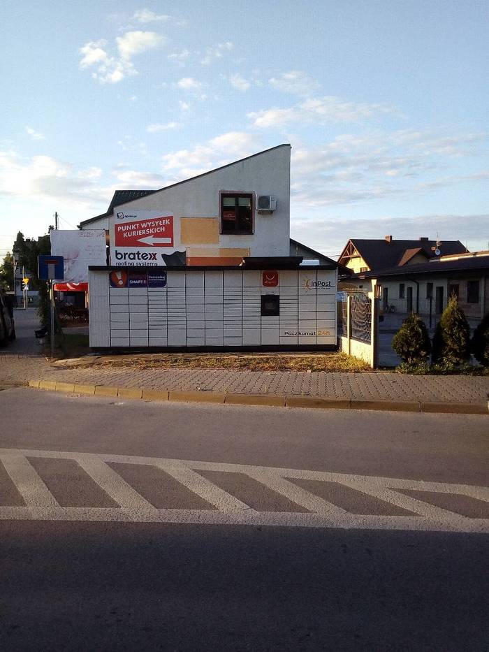 Поштомат WLZ02M przed wjazdem na Plac