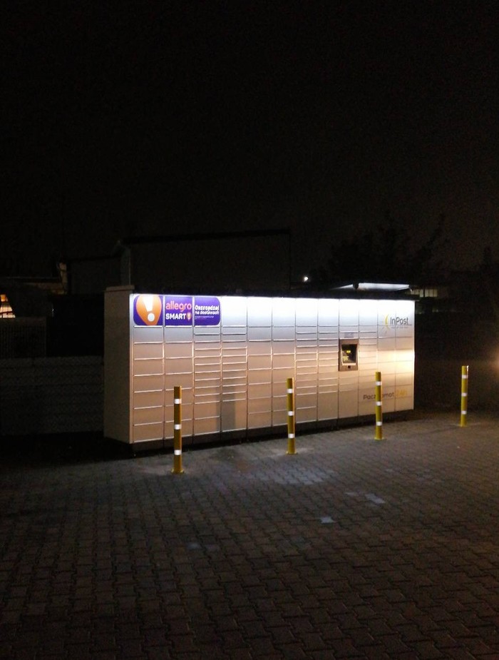 Paczkomat WLZ03M przy wjeździe na stację paliw