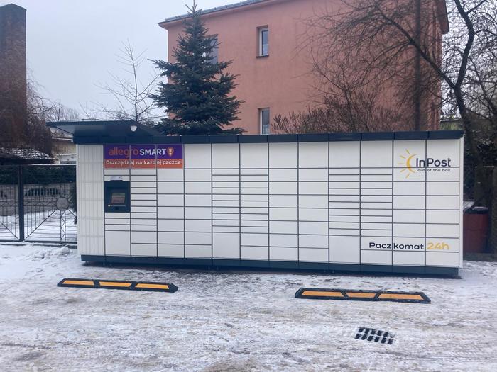 Paczkomat WLZ05M parking przy sklepie "Na Rogu"