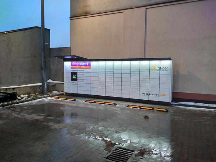 Paczkomat WLZ06M parking przy centrum handlowym
