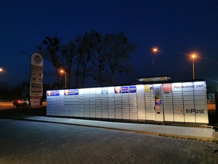 Paczkomat WMA01A Przy wjeździe na stację