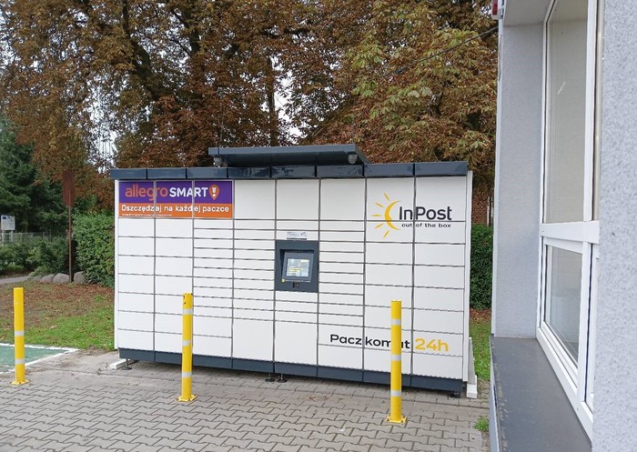 Paczkomat WNC01M parking przed sklepem spożywczym