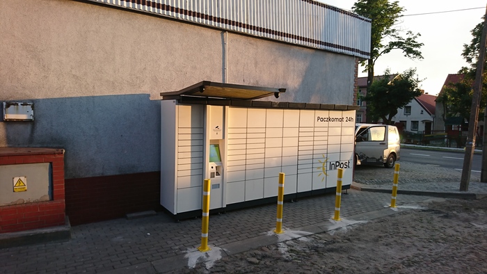 Paczkomat WNO01A Przy sklepie z artykułami przemysłowymi