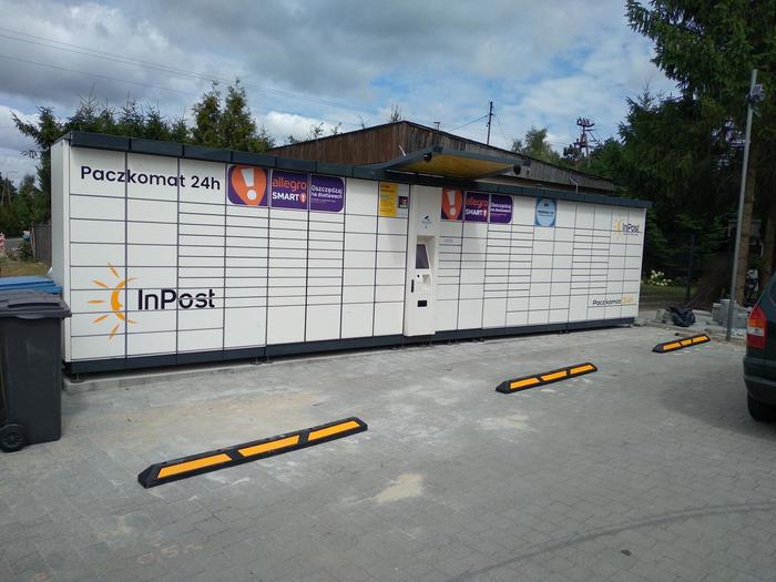 Paczkomat WNS01A na parkingu