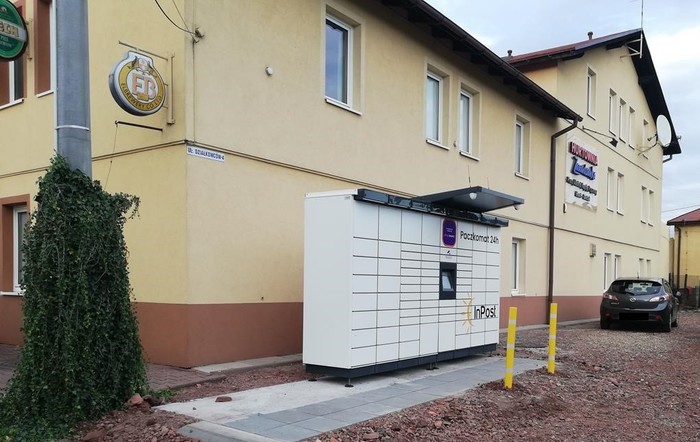 Paczkomat WOD01M Naprzeciwko salonu meblowego