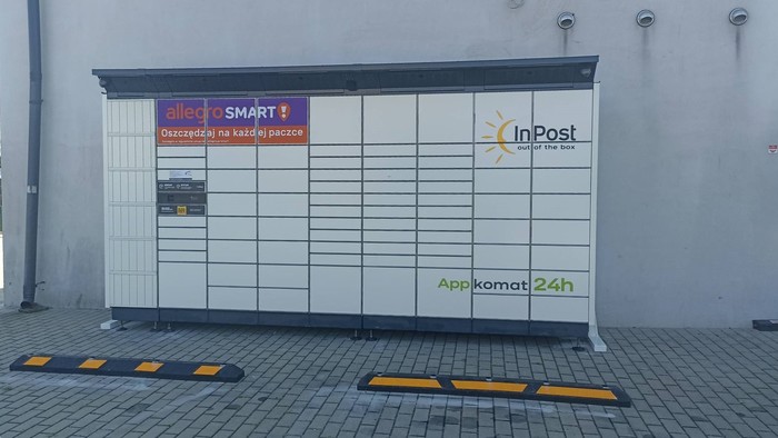 Parcel Locker WOD02BAPP na parkingu przy butiku Modny Zakątek