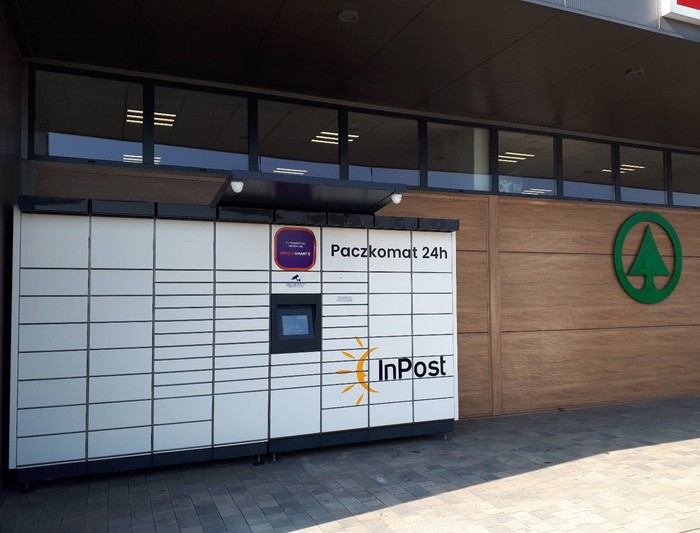 Paczkomat WOD02M Przy bocznej ścianie sklepu Spar