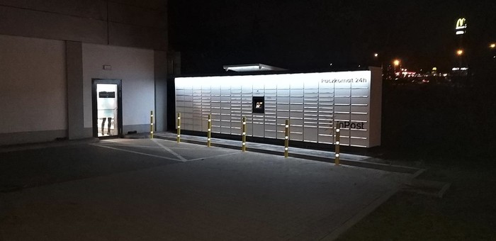 Paczkomat WOD04M Na bocznym parkingu sklepu Lidl