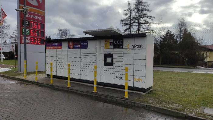 Paczkomat WOD05M obok wjazdu na stacje paliw