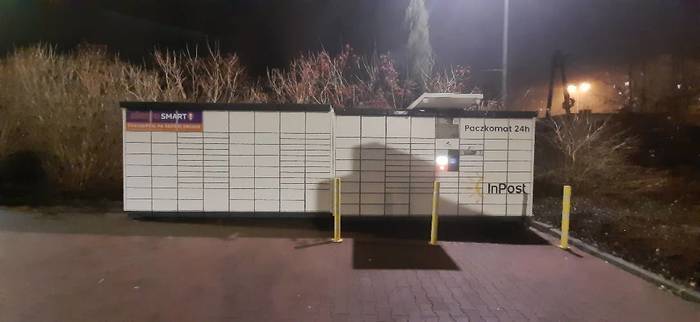 Paczkomat WOD05N Na parkingu przy sklepie Aldi