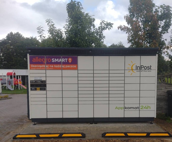 Paczkomat WOD06BAPP na parkingu przy OSP