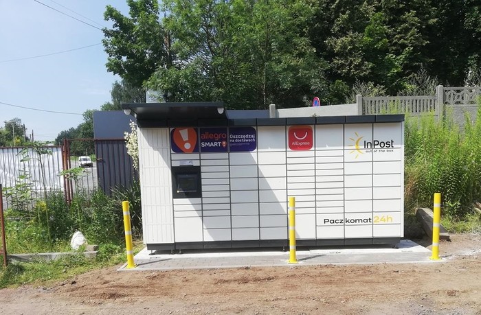 Paczkomat WOD06M parking obok budynku