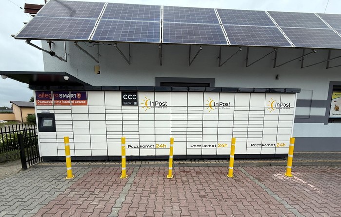 Parcel Locker WOI01M Parking po prawej stronie od wejścia do sklepu