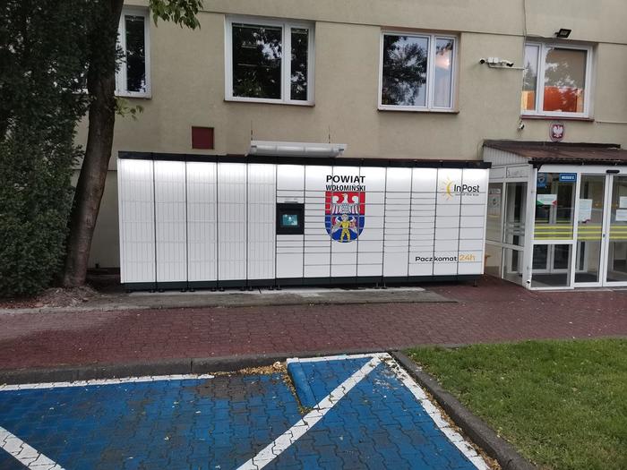 Parcel Locker WOL06M Przy wejściu do Starostwa Powiatowego od strony Urzędu Miejskiego
