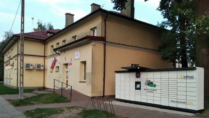 Paczkomat WOL07M Przy urzędzie pracy, obok parkingu