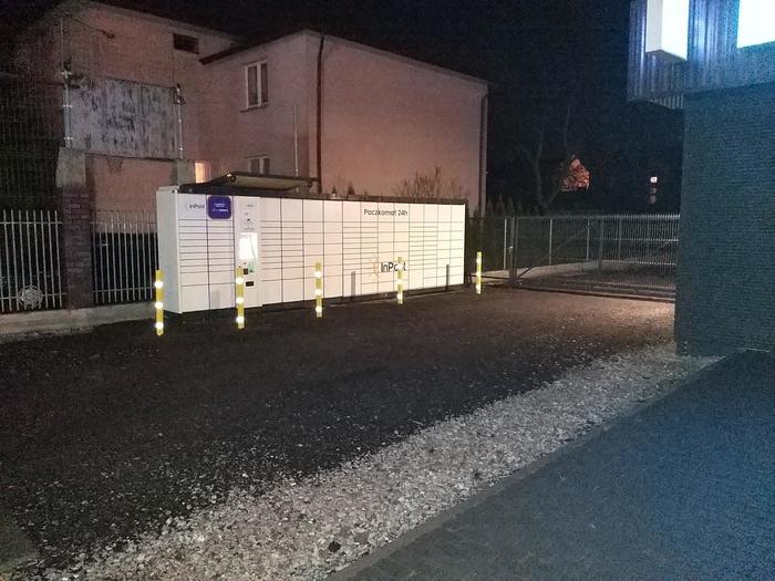 Paczkomat WOL08A Przy pawilonach, po lewej stronie