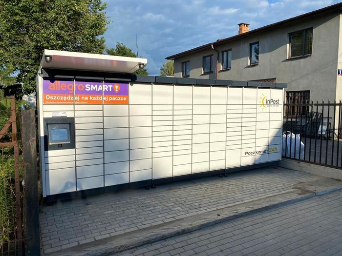 Paczkomat WOL11M Przy budynku usługowym