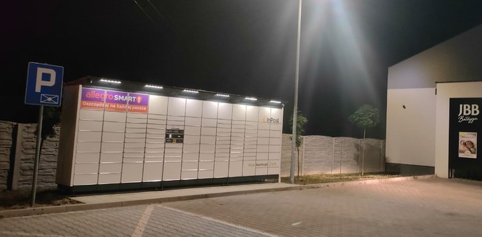 Paczkomat WOLR01BAPP Na parkingu