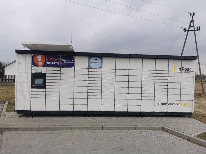 Parcel Locker WOM01M Boczny parking stacji Top Gaz/ lewa strona