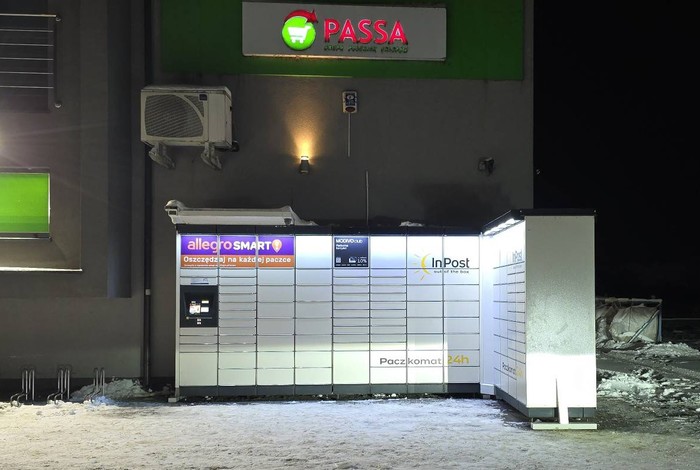 Paczkomat WOM02M Przy delikatesach  Passa boczny parking
