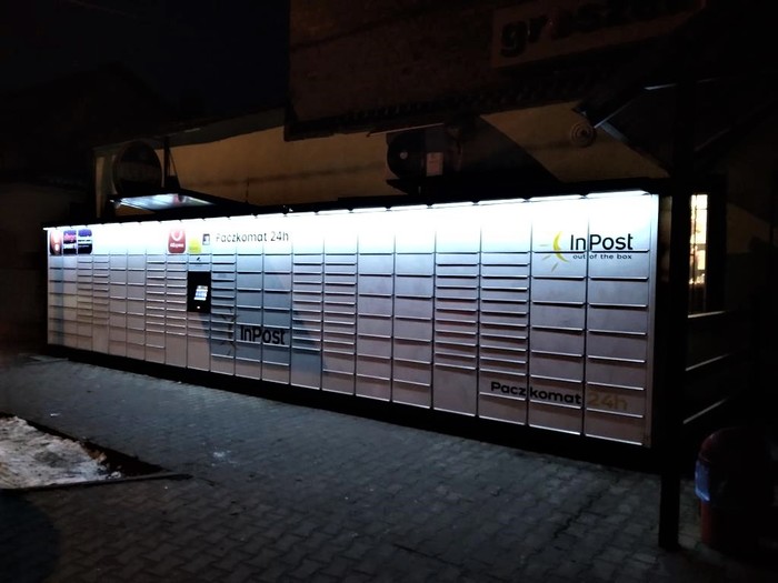 Paczkomat WOO01M Na ścianie frontowej sklepu Groszek