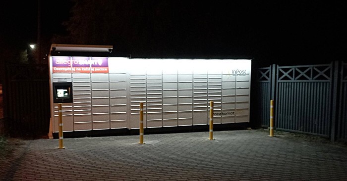 Paczkomat WOO04M Na parkingu