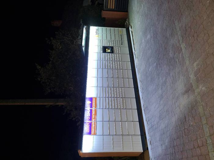Paczkomat WOY02M Na parkingu przy sklepie Livio