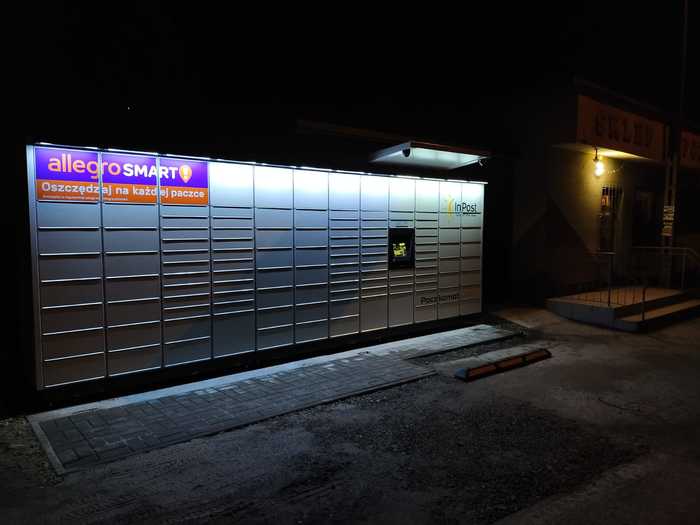 Paczkomat WPR01M Przed sklepem