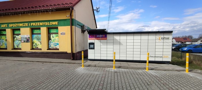 Поштомат WPR02M na parkingu obok sklepu