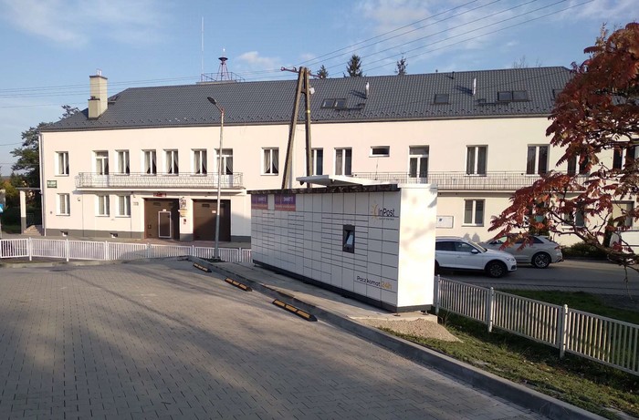 Paczkomat WRA01M na parkingu sklepu Lewiatan