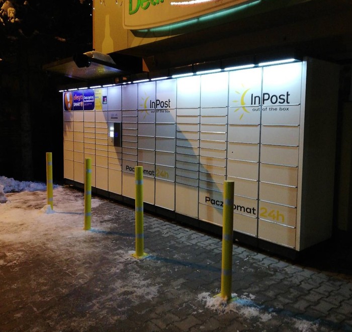 Paczkomat WRE01N Parking Sklepu Delikatesy Centrum w Warzycach