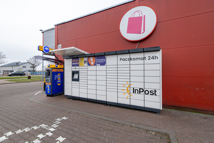 Paczkomat WRM01M Przy bocznej ścianie sklepu Czerwona Torebka