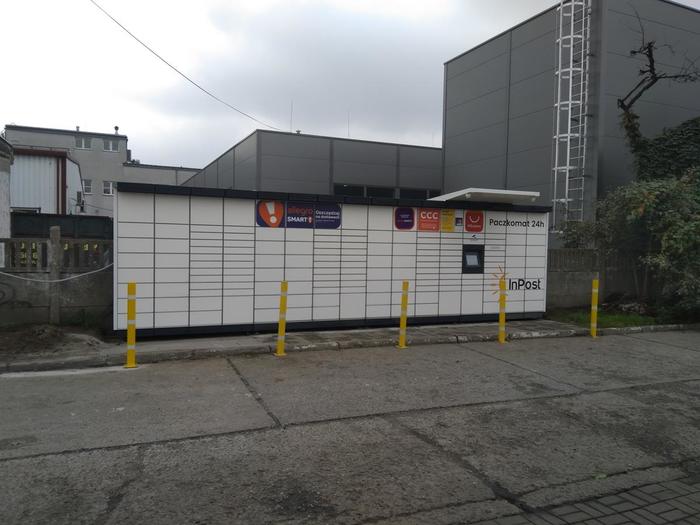Parcel Locker WRO01M Po lewej stronie od wejścia do budynku stacji paliw Pieprzyk