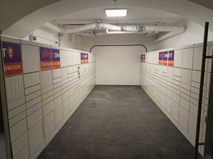 Paczkomat WRO02H lokal wejscie od ulicy Wszystkich Świetych
