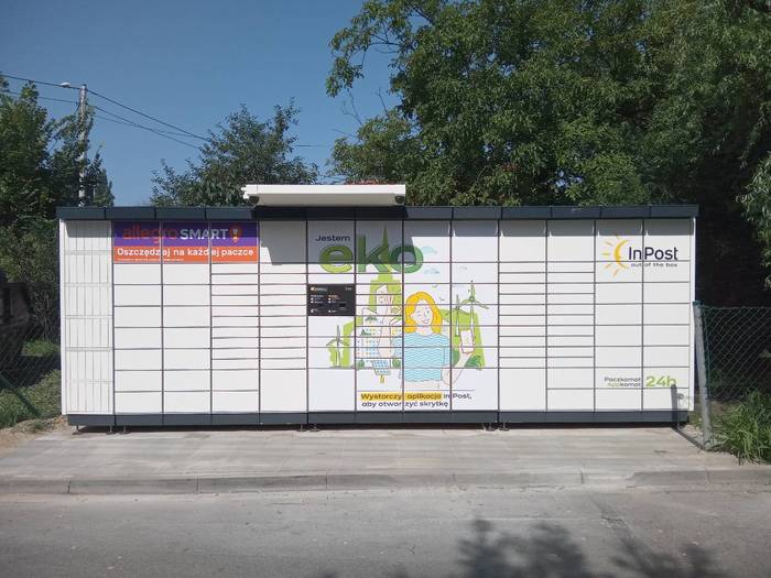 Paczkomat WRO03APP Na rogu ulic Okulickiego/Odrodzenia Polski