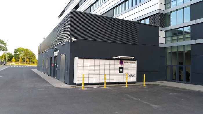 Paczkomat WRO04M Na terenie biurowca Kaufland od ulicy Ziębickiej