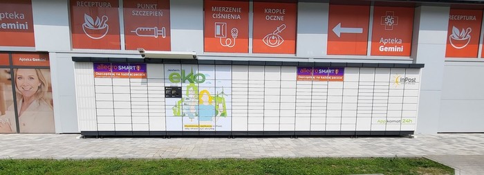 Paczkomat WRO05APP Po prawej stronie od apteki przy halach.