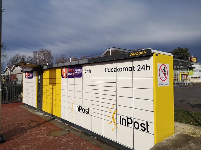 Paczkomat WRO06A Przy pasażu handlowym Czerwona Torebka