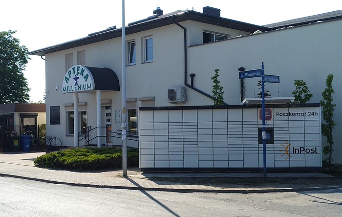Paczkomat WRO06M Po prawej stronie od wejścia do apteki Millenium