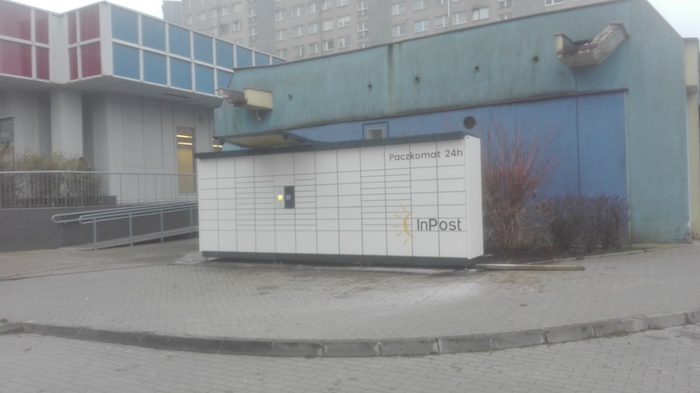 Paczkomat WRO08N Przy sklepie Stokrotka, przodem do parkingu.