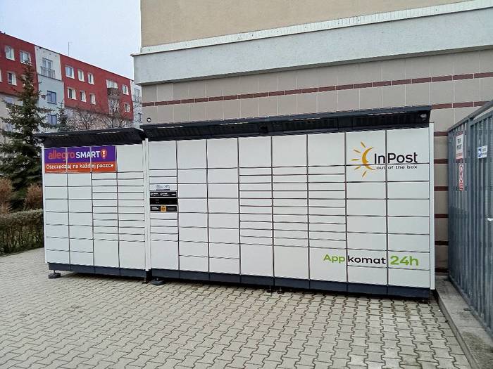 Paczkomat WRO09BAPP Przy schodach na bocznej ścianie budynku