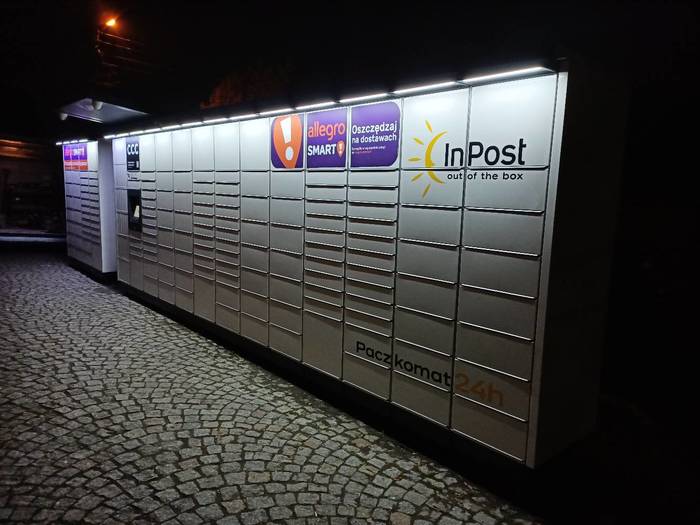 Paczkomat WRO103M Przy parkingu obok Żabki.