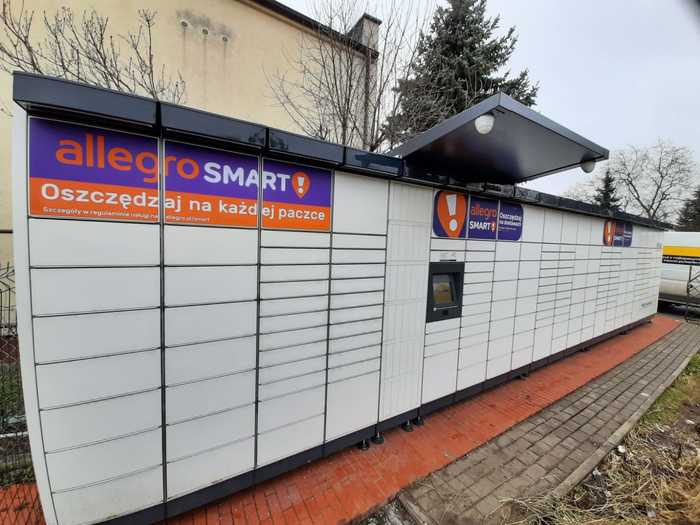 Paczkomat WRO104M Przy posesji prywatnej, na wprost bramki wejściowej.
