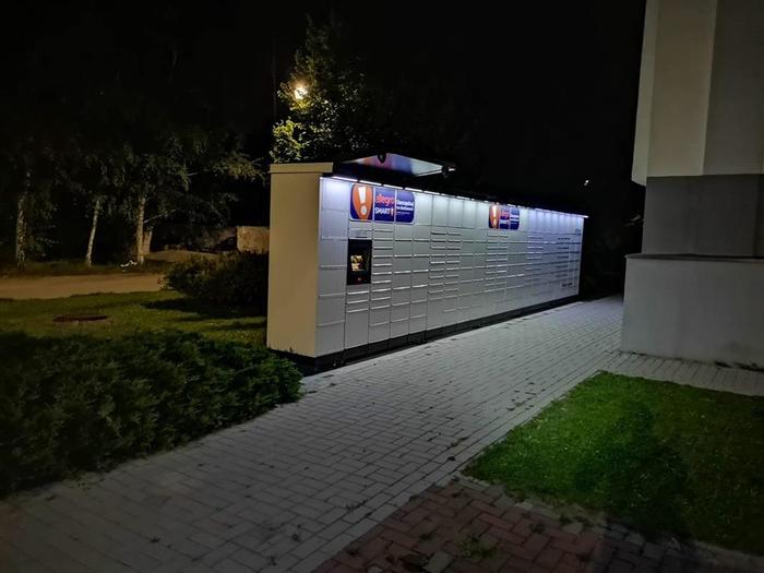 Paczkomat WRO109M Po lewej stronie budynku, przy chodniku