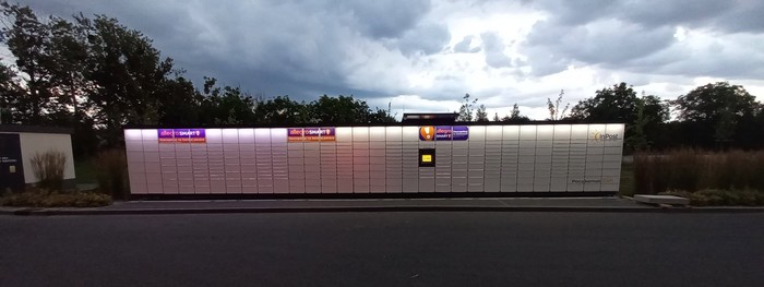 Parcel Locker WRO115M Po lewej stronie od wjazdu na teren LIDLa
